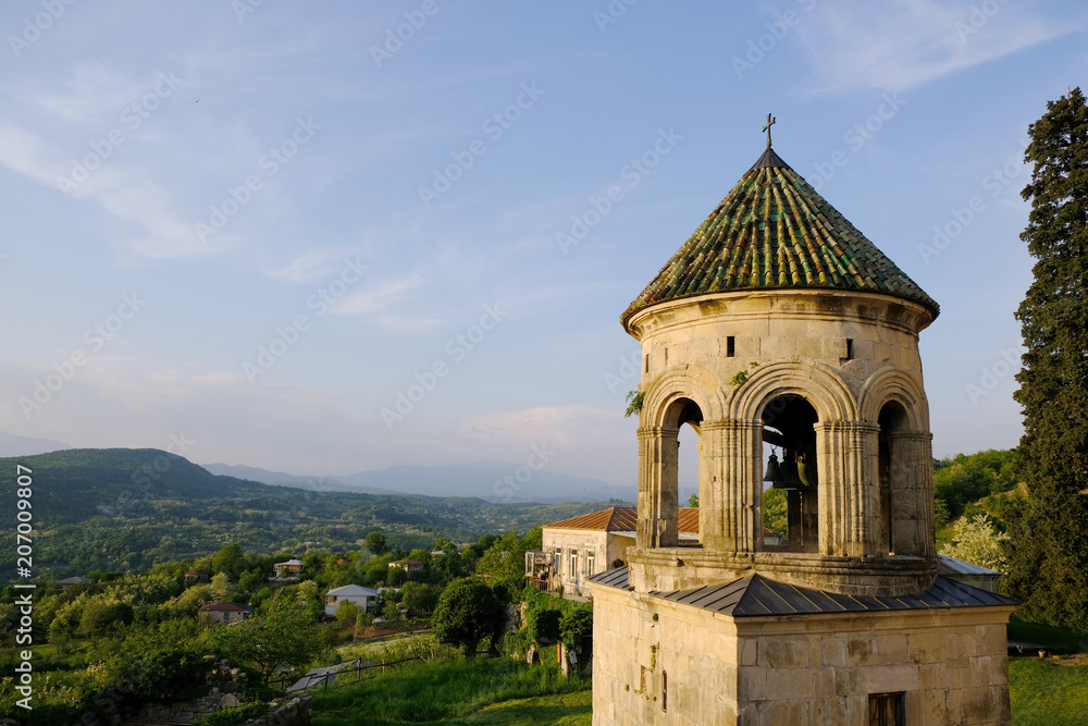 Gruzja, Kutaisi - Monastyr Gelati, widok z wieżą