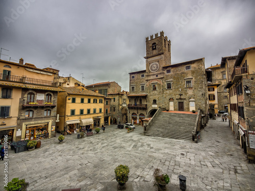 Foto Main square with city hall in Cortona, Tuscany