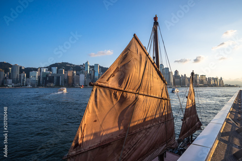 Canvas Print sailboat with city skyline in hongkong china
