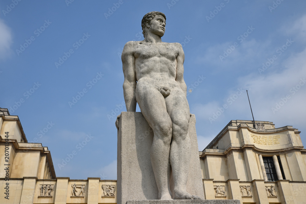 Naklejka premium Statue au palais de Chaillot à Paris, France
