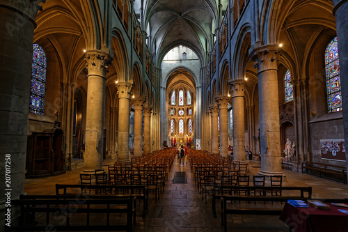Dans l   glise Notre Dame de Dijon