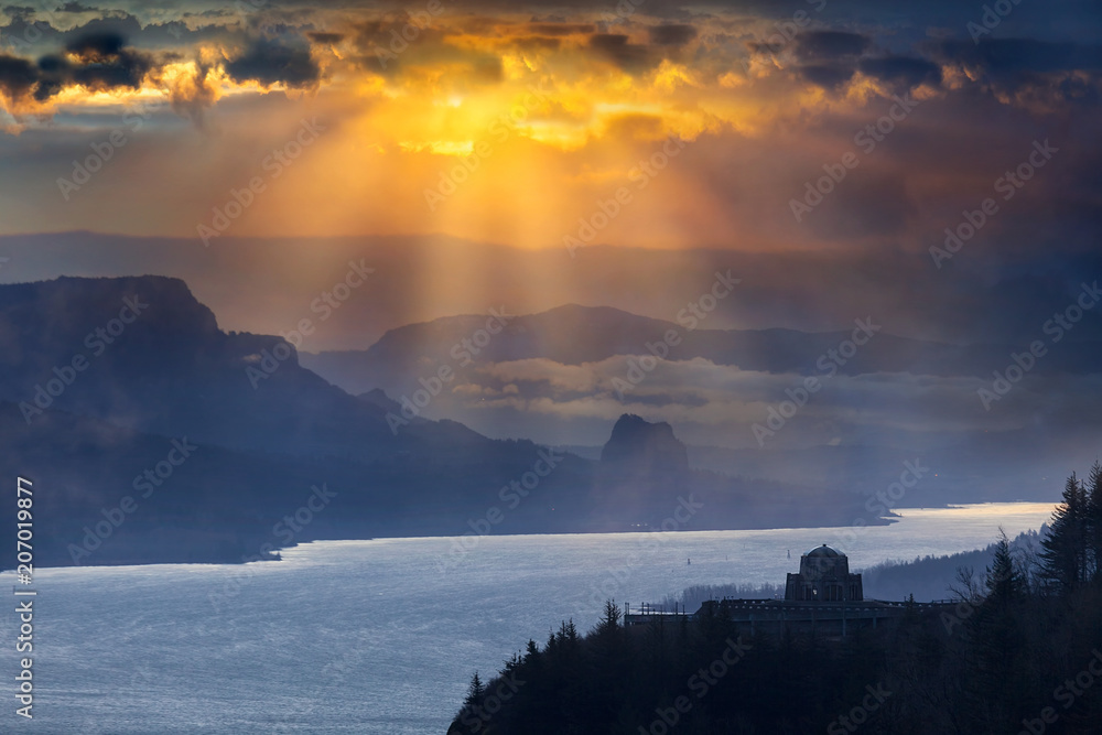 Obraz premium Promienie słońca nad wąwozem Columbia River podczas Sunrise
