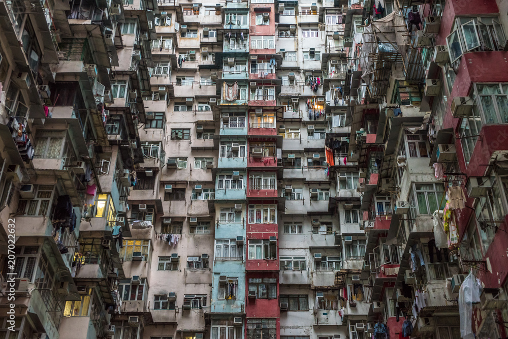 Obraz premium Przepełniony budynek mieszkalny w Hongkongu
