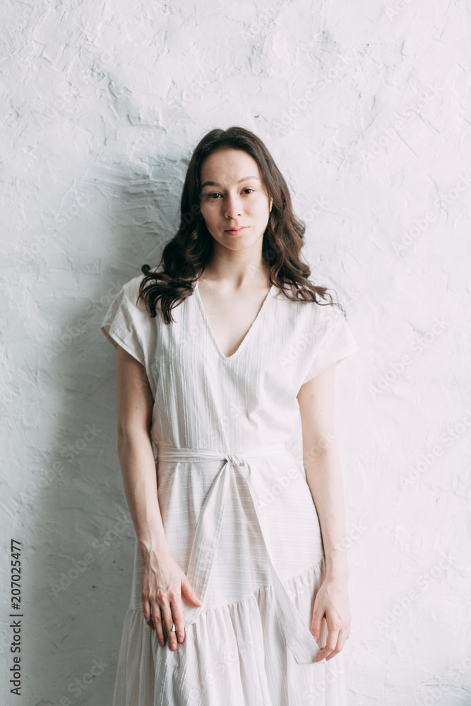 Cute girl in white airy dress, in the loft Studio. Portrait photo shoot  with natural light. Beautiful look and fine art in photo processing foto de  Stock | Adobe Stock