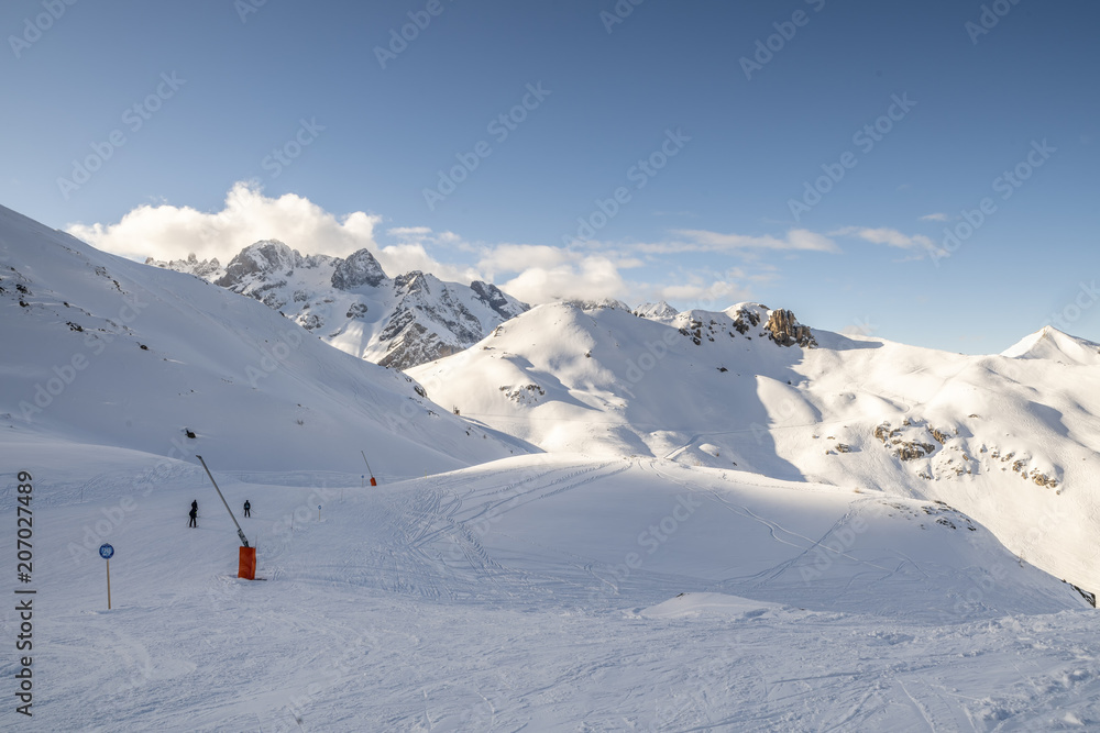 Une piste de skis dans les hauteurs