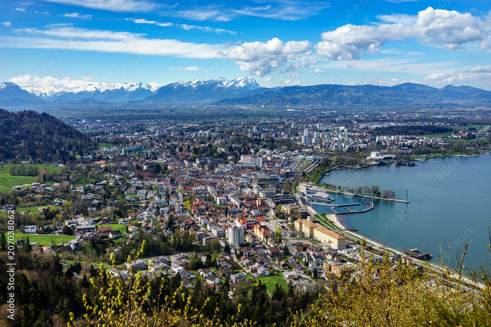 Fototapeta premium A, Vorarlberg, Blick über Bregenz, auf den Bodensee, die Festspielbühne und ins das Rheintal mit dem Alpsteingebirge