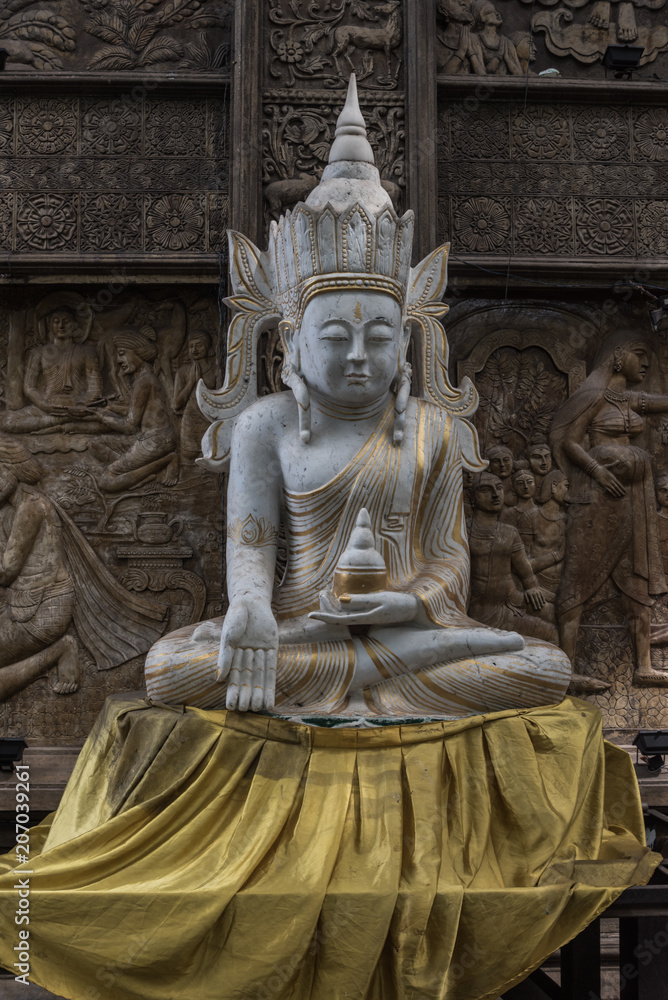 Fototapeta premium Statue in Gangaramaya temple, Colombo