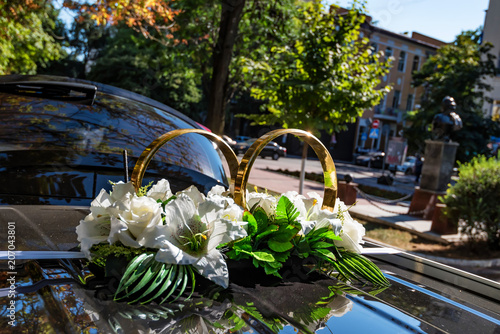 Wedding car decoration of rings and flowers