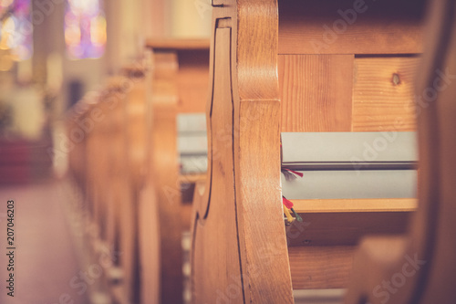 Kirchenbänke eine Kirche, Liederbücher