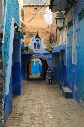 Alley with arches in the medina of Chefchaouen, Morocco © juanorihuela