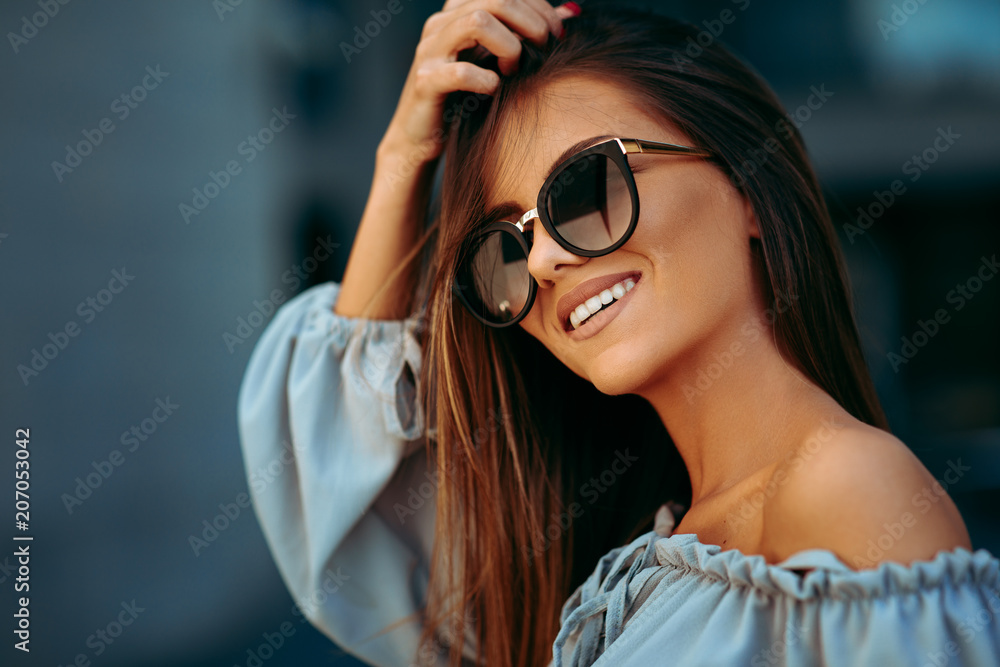 Portrait of a beautiful young woman in the city - obrazy, fototapety, plakaty 
