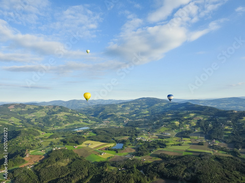 Heissluftballon über Landschaft photo