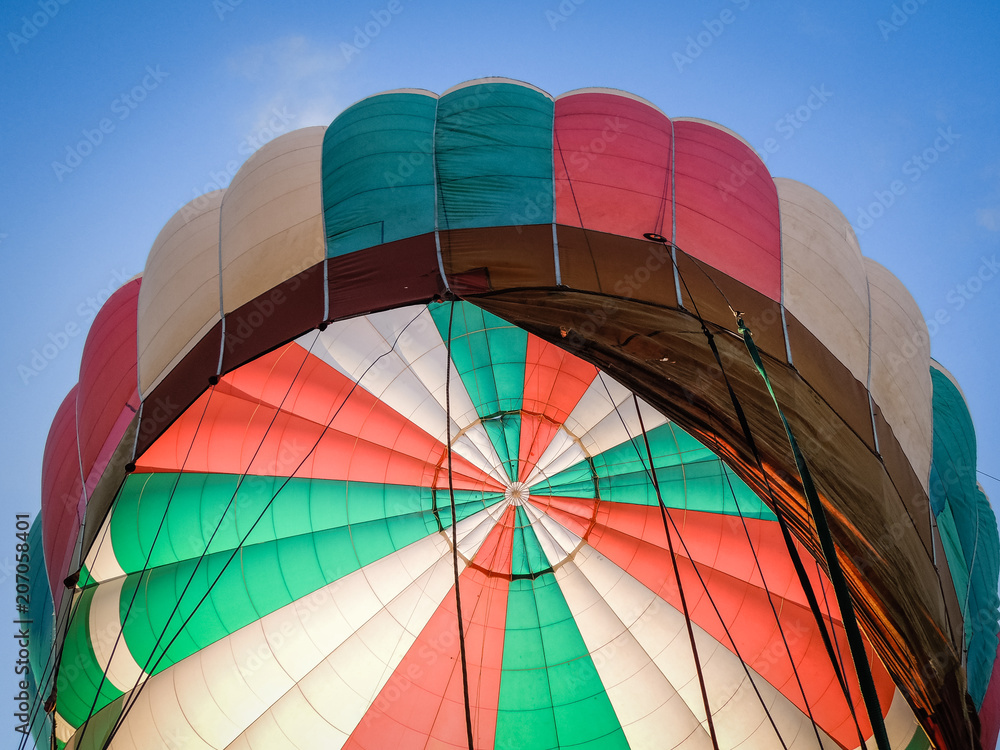 Fototapeta premium Heissluftballon während Füllung und Aufheizen