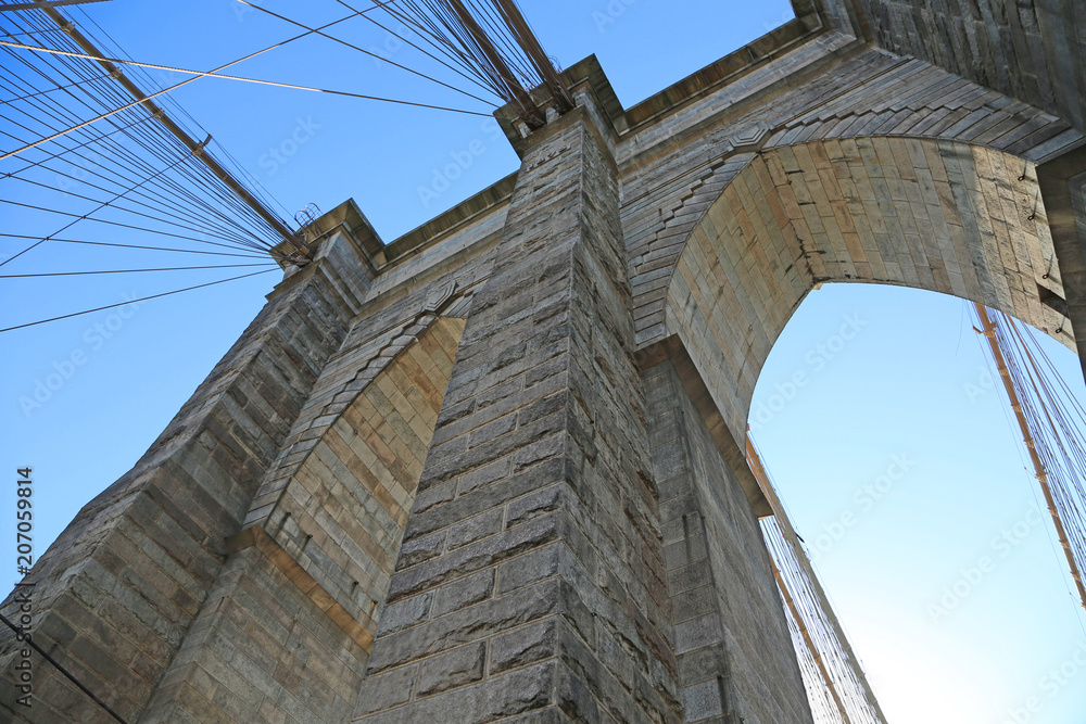Fototapeta premium Widok z dołu na pylon - Brooklyn Bridge, Nowy Jork, Manhattan