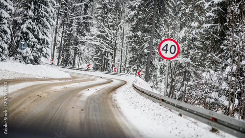 ograniczenie prędkości droga zima