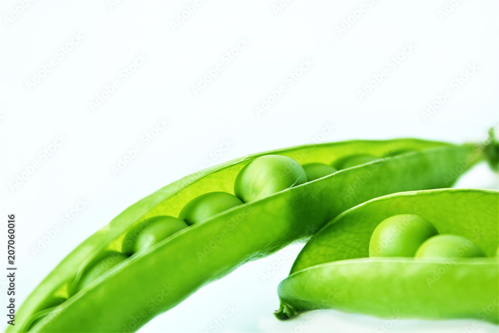 Green peas or peas (Latin Písum) cerebral. Ingredient for cooking, raw food and feed. Close-up. Green peas or peas (Latin Písum) cerebral. Ingredient for cooking, raw food and feed. Close-up.