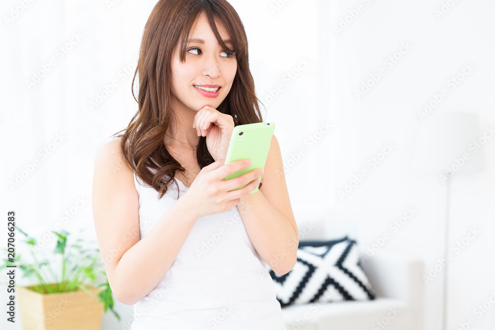 スマホを見る女性