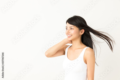 ロングヘアの女性　白バックイメージ © taka