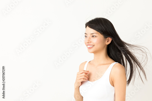 ロングヘアの女性 白バックイメージ