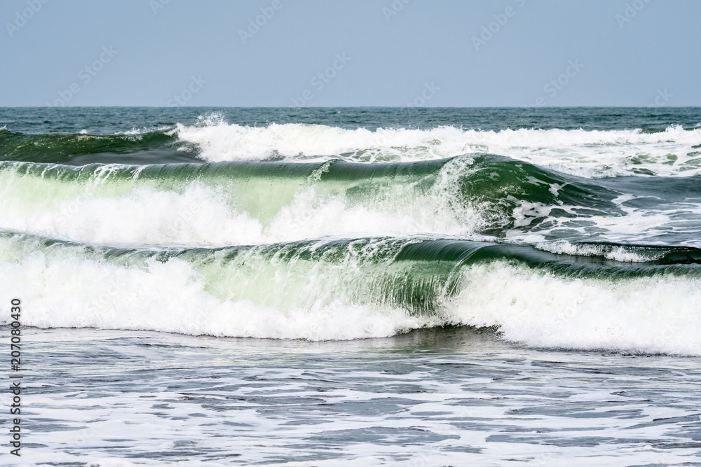 Waves breaking on the Caribbean Sea with blue sky in the background, as a nature background
Waves breaking on the Caribbean Sea with blue sky in the background, as a nature background