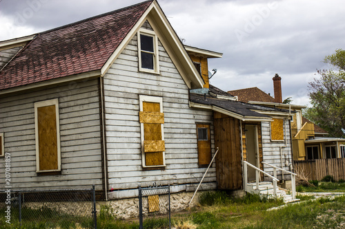 Foto Abandoned Home In Disrepair With Boarded Up Windows