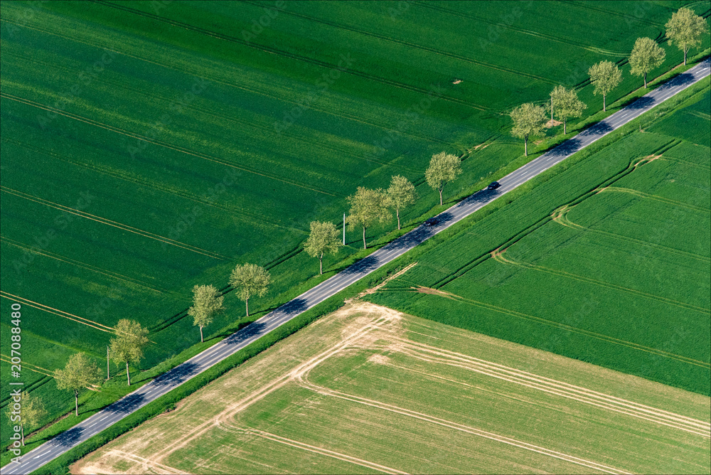 photo aérienne d'une route de campagne à Bézu-saint-Héloi dans l'Eure en France