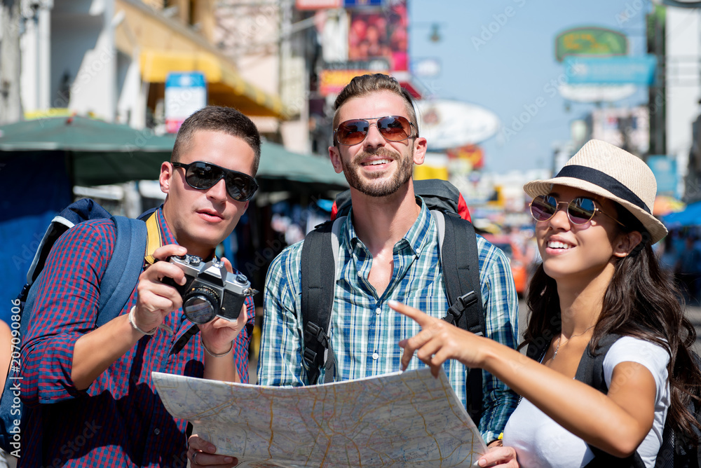 Naklejka premium Group of tourist backpacker friends traveling in Bangkok Thailand on vacations