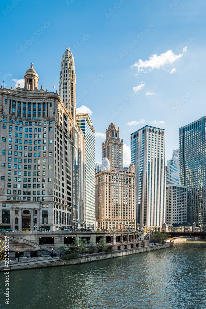 Fototapeta premium Rzeka Chicago i centrum miasta Chicago, USA