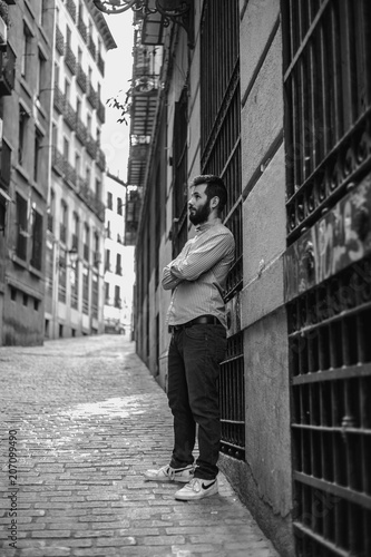 retrato en blanco y negro de hombre en calle vieja  © Alberto