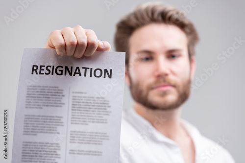 Schilderij op canvas Man holding up a resignation letter