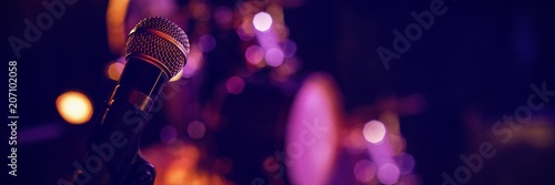 Quadro su tela Microphone in illuminated nightclub