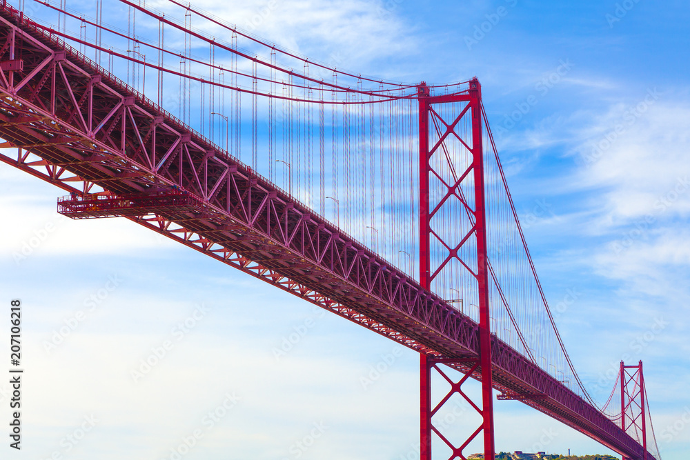 Puente 25 de Abril en Lisboa. Puntos de interés y arquitectura en Portugal.Paisaje de puesta de sol