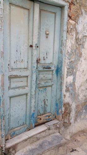 Portal in einer Gasse in der Altstadt von Sousse/Tunesien © Antje