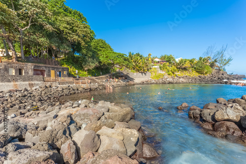 piscine naturelle d'eau de mer, Manapany, île de la Réunion  photo