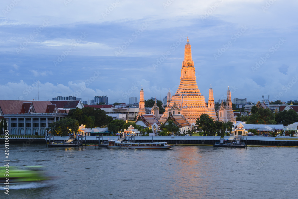 Naklejka premium Thai temple view from Chaophraya river