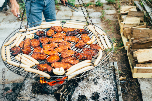 Grillschwenker mit Fleisch und Wurst