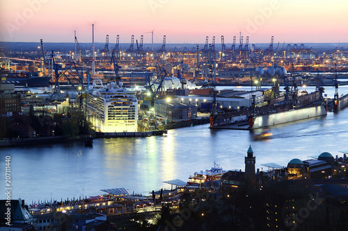 Hamburger Hafen bei Dämmerung