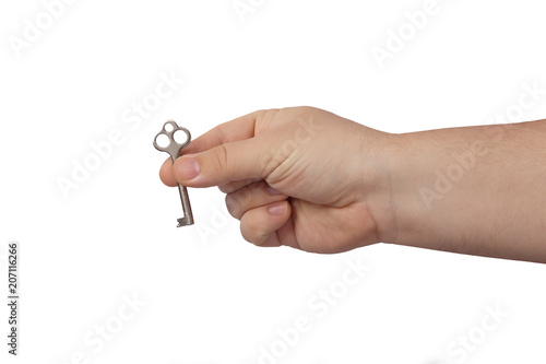 Мужская рука держит ключ на белом фоне 