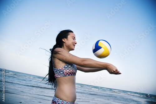 A woman playing beach volleyball © Rawpixel.com
