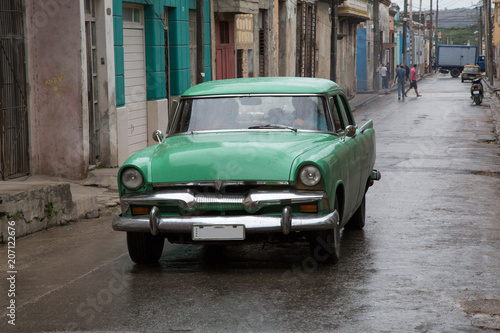 Wundersch  ner gr  ner Oldtimer in den Stra  en von Kuba  Karibik 