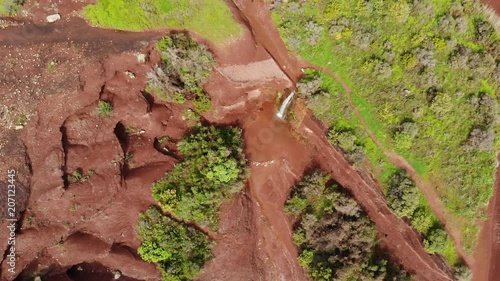 vol en rapprochement sur une cascade au milieu d'une terre rouge  photo