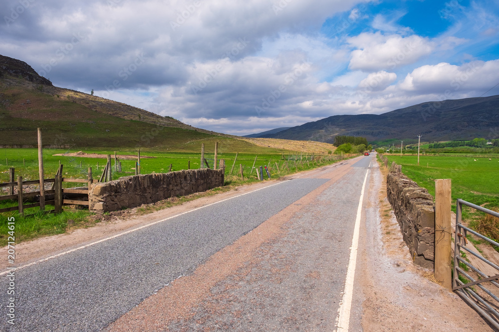 Eine Straße n den schottischen Highlands