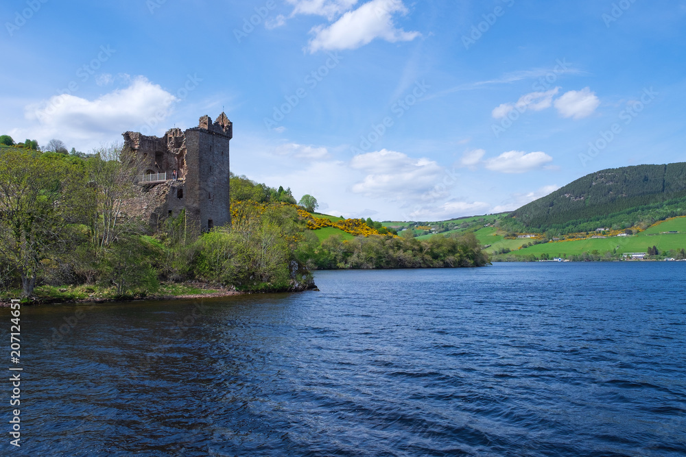 Die Burg Urquhart und Loch Ness