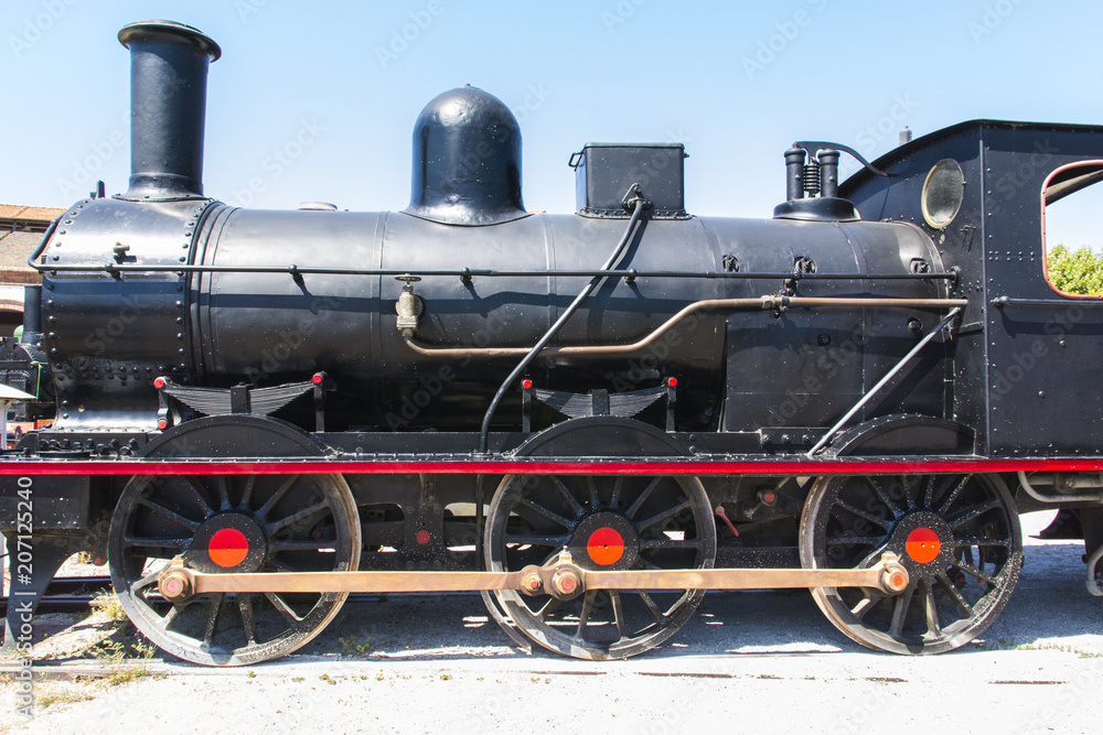Vista parcial lateral de una locomotora Vista parcial lateral de una locomotora