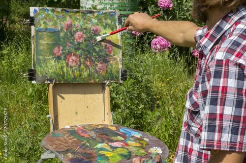 Bilde på lerret male artist paint on plein air flowers pink peonies painting in garden landscape