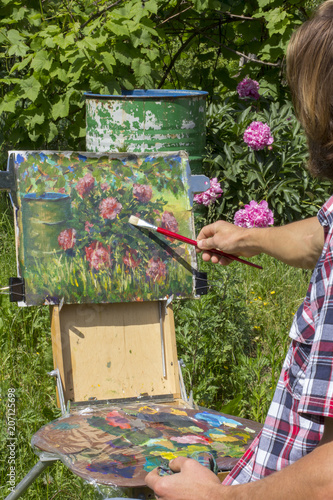 Bilde på lerret male artist paint on plein air flowers pink peonies painting in garden landscape