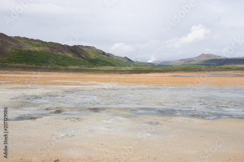 Landschaft mit Fumarolen im Geothermalgebiet Námaskarð – Hverir / Nord-Island