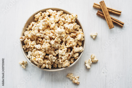 Popcorn flavored with cinnamon and birch sugar