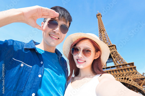 Photography couple travel to paris