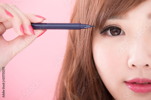 beauty woman take eyeliner